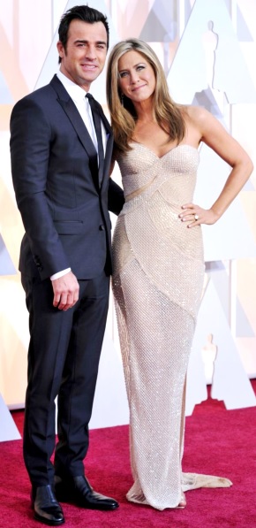 Jennifer Aniston y Justin Theroux Foto de Justin Theroux y Jennifer Aniston posando para fans