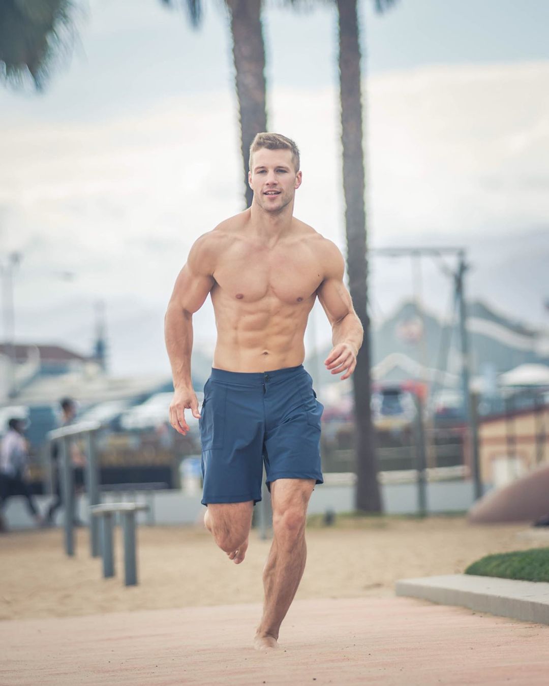 beautifulblondguyrunningfitshirtlessbodyhunk