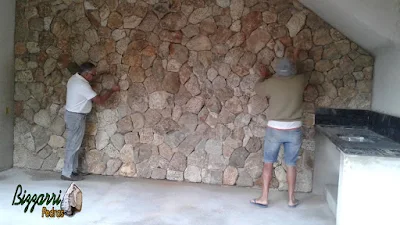 Bizzarri ajudando nos retoques finais do revestimento de pedra na parede da adega em residência em Itatiba-SP, sendo esse revestimento com pedra moledo na cor bege mesclado. 10 de dezembro de 2016.