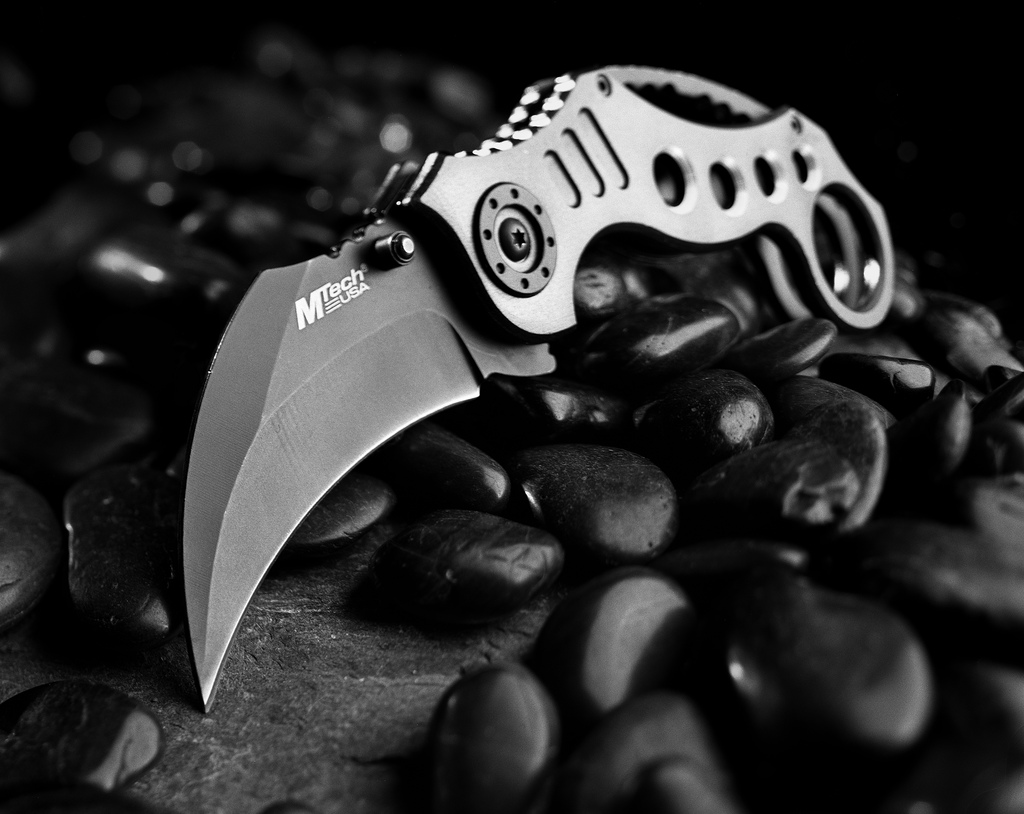 Нож на черном фоне картинки