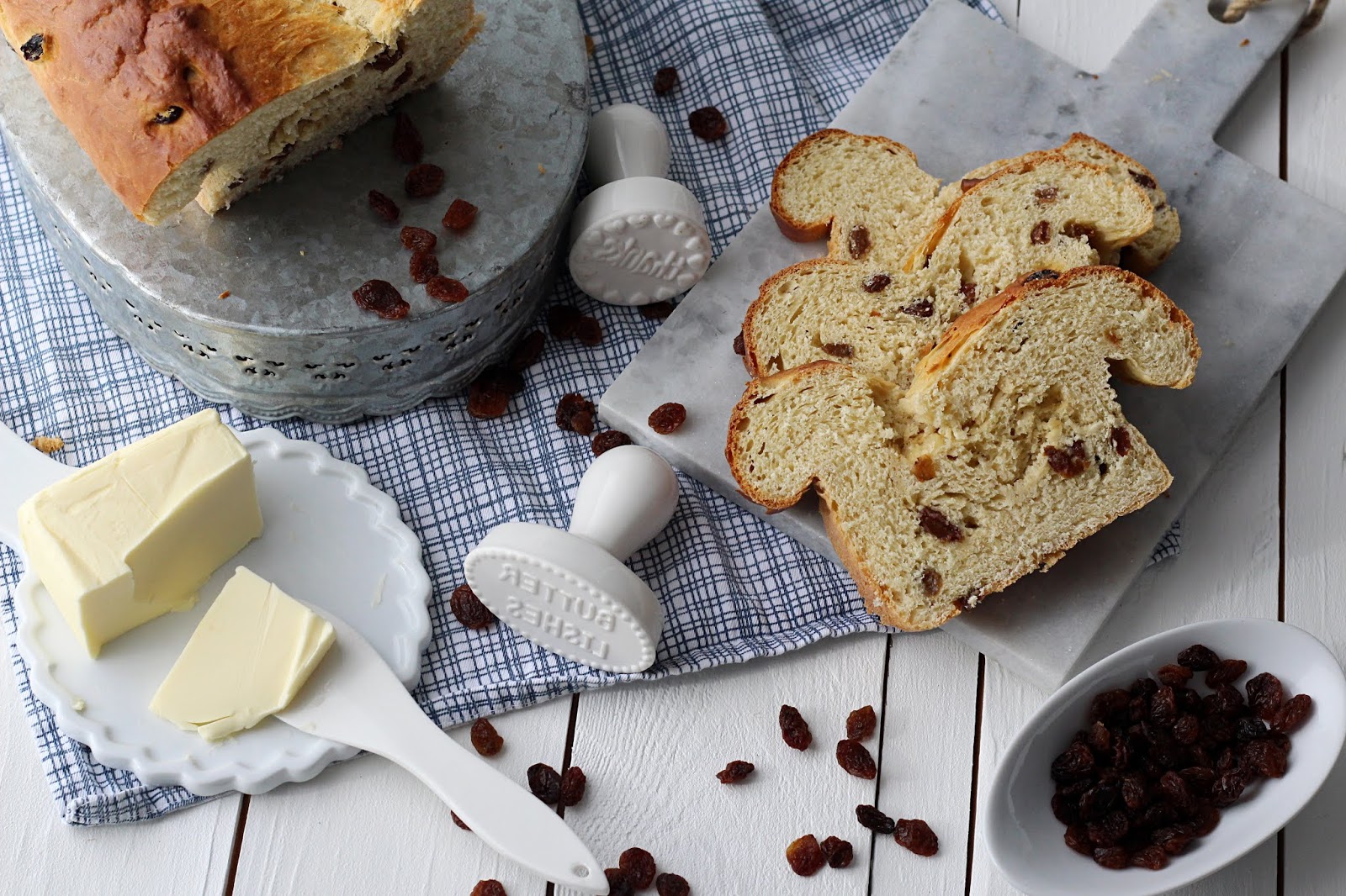 fluffiges Rosinenbrot mit Hefe - Biskuitwerkstatt