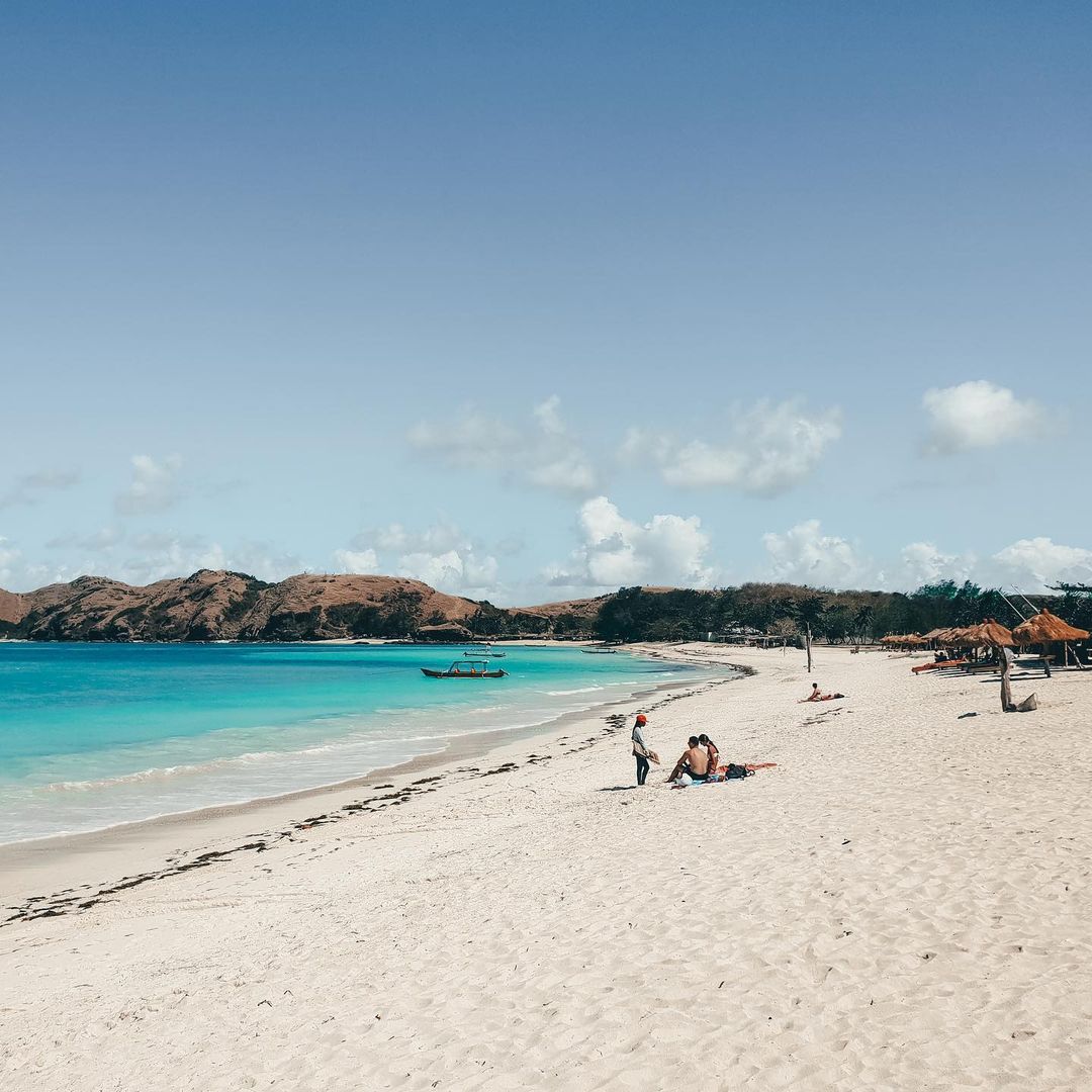 Pantai Tanjung Aan Wisata Lombok Populer 2021