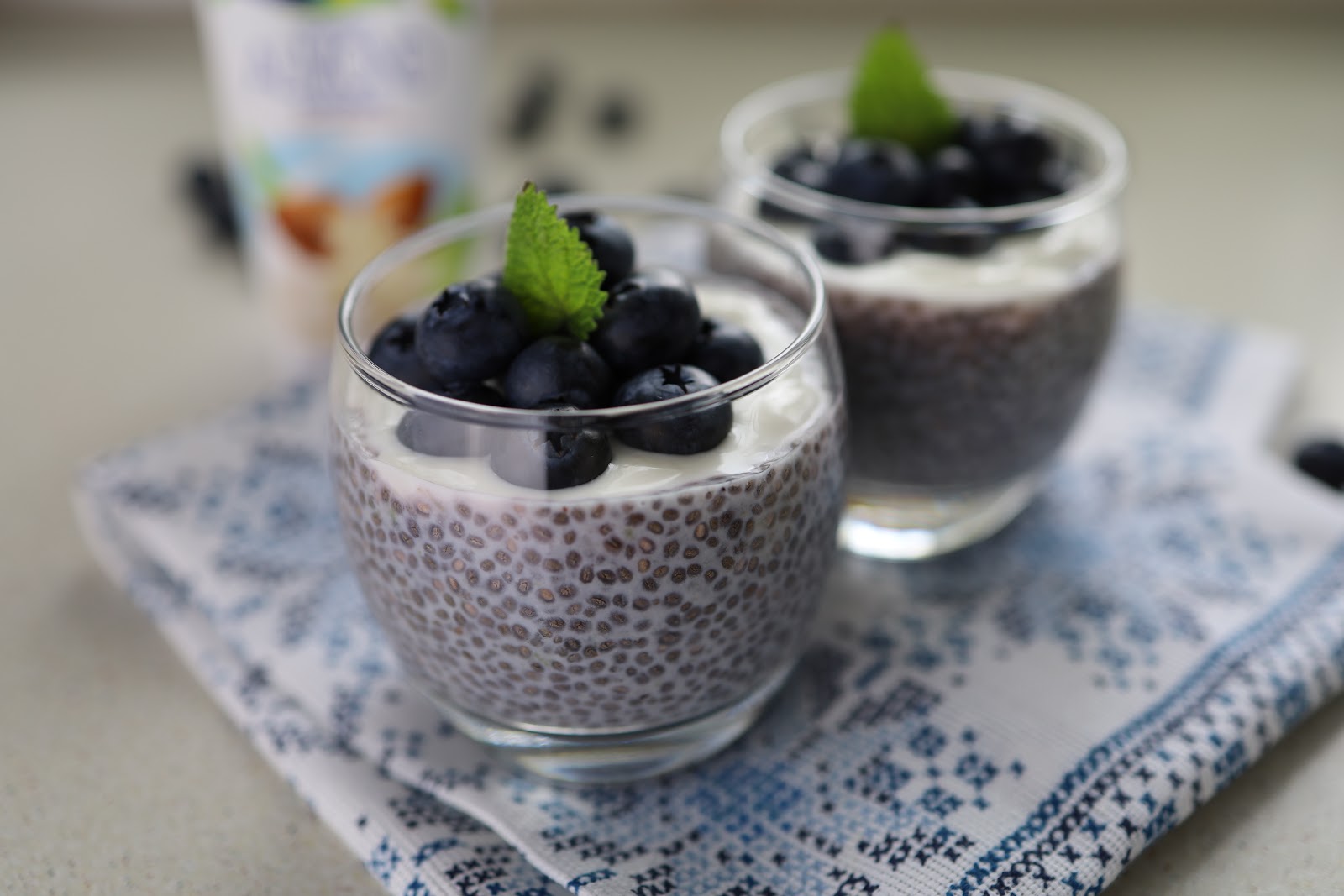 Десерт из семян чиа и кокосового. Семена чиа коктейль. Десерт чиа с фруктами. Чиа пудинг с манго. Творог с чиа.