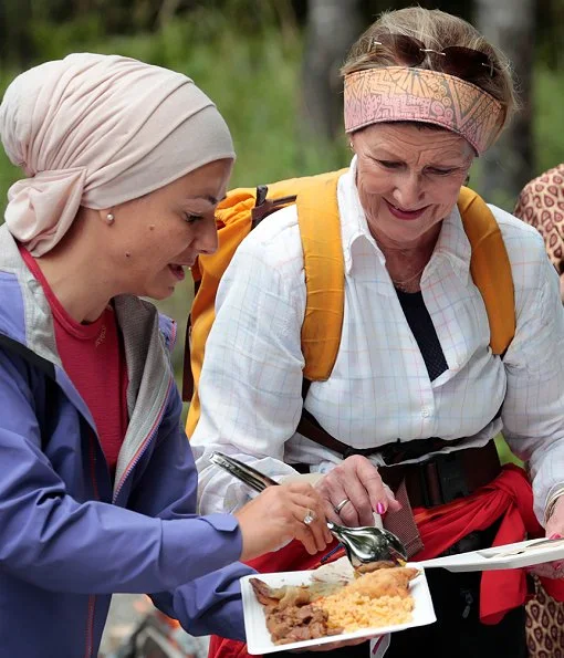 The 80-year old Queen Sonja of Norway walked in the woods in Drafnkollen with multicultural women and the Norwegian Trekking Association