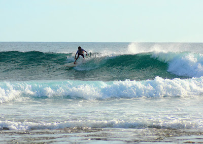 Berselancar di pantai Boa