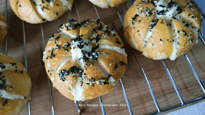 Membuat Roti Bawang Putih Yang Sedang Populer Di Korea