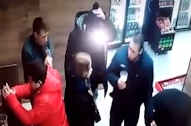 В Салавате посетитель магазина распылил огнетушитель В Салавате посетитель магазина распылил огнетушитель
