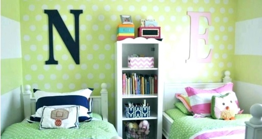 cómo adornar dormitorio de niños con letras de sus nombres en las paredes