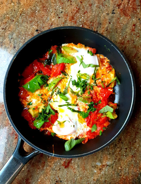 jaja duszone w pomidorach, jaja z patelni, jaja sadzone, jajka na kolację, szakszsuka,zdrowe dania z jajek,insulinooporność,dlaczego warto jeść jaja,jak ugotować jaja,z kuchni do kuchni, najlepszy blog kulinarny,