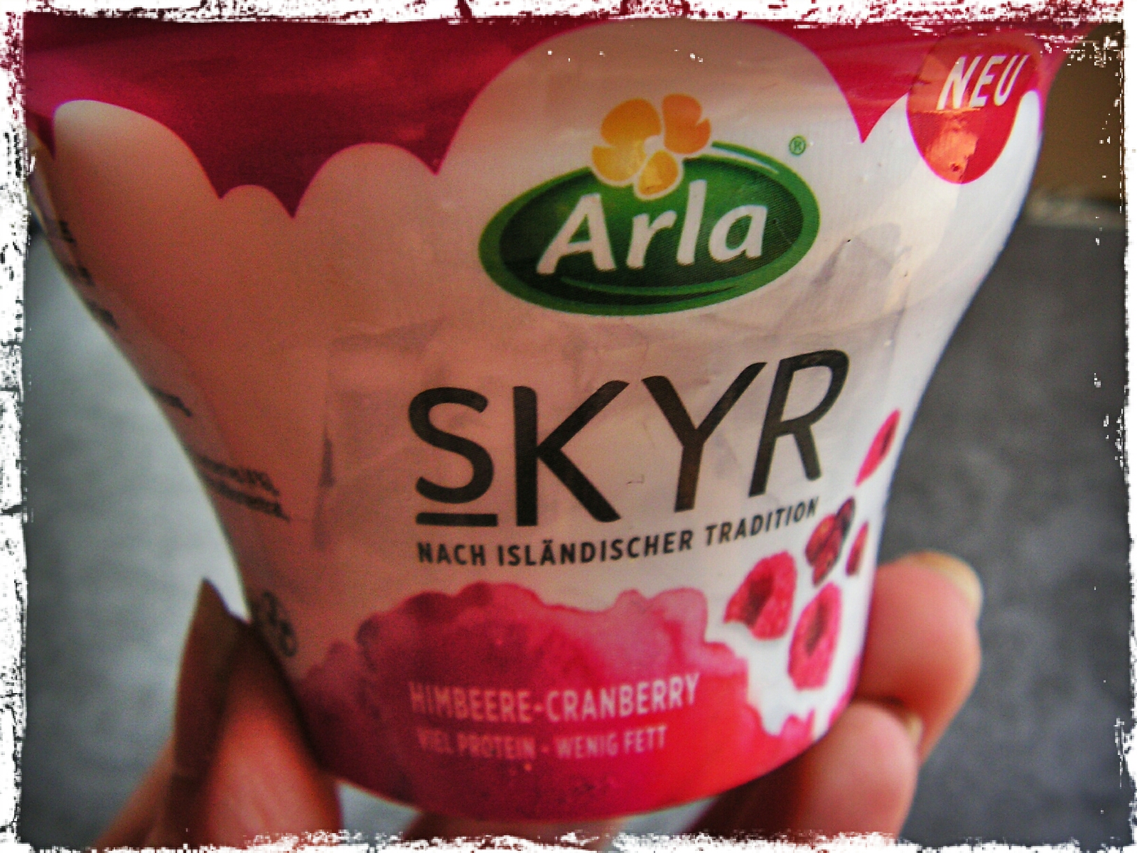 Rosa Rot Violett: Arla Skyr Himbeer-Cranberry