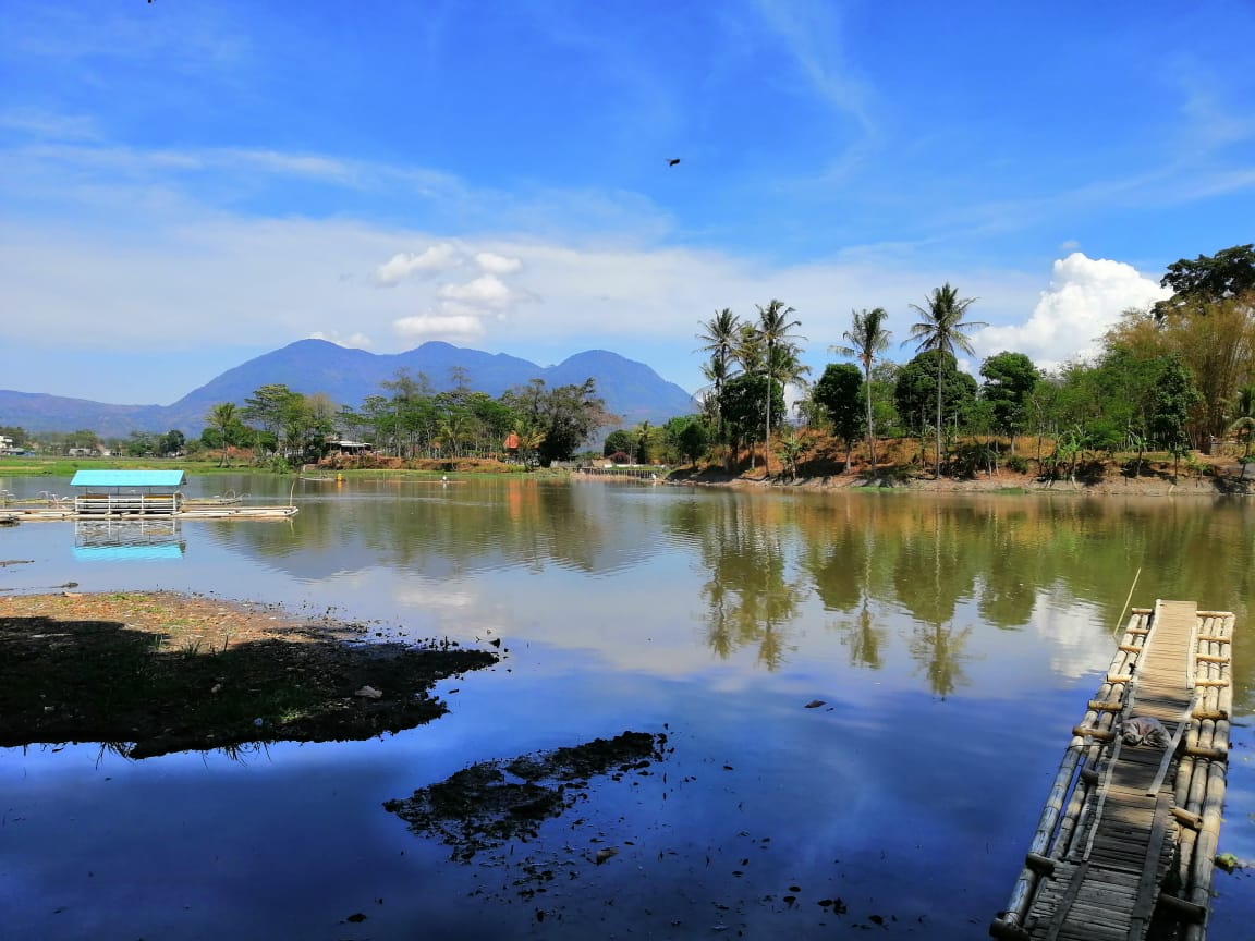 Menelusuri Jejak Sejarah Desa Adat Kampung Pulo dan Candi Cangkuang