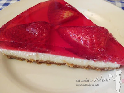 Tarta refrescante de fresones con gelatina