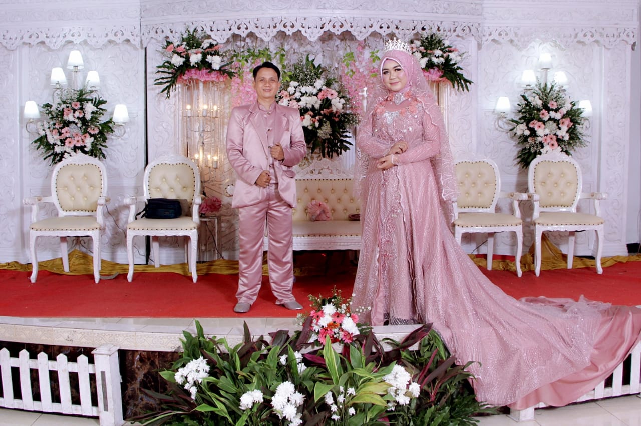  gaun pengantin akad nikah detail pita dan bunga bunga 