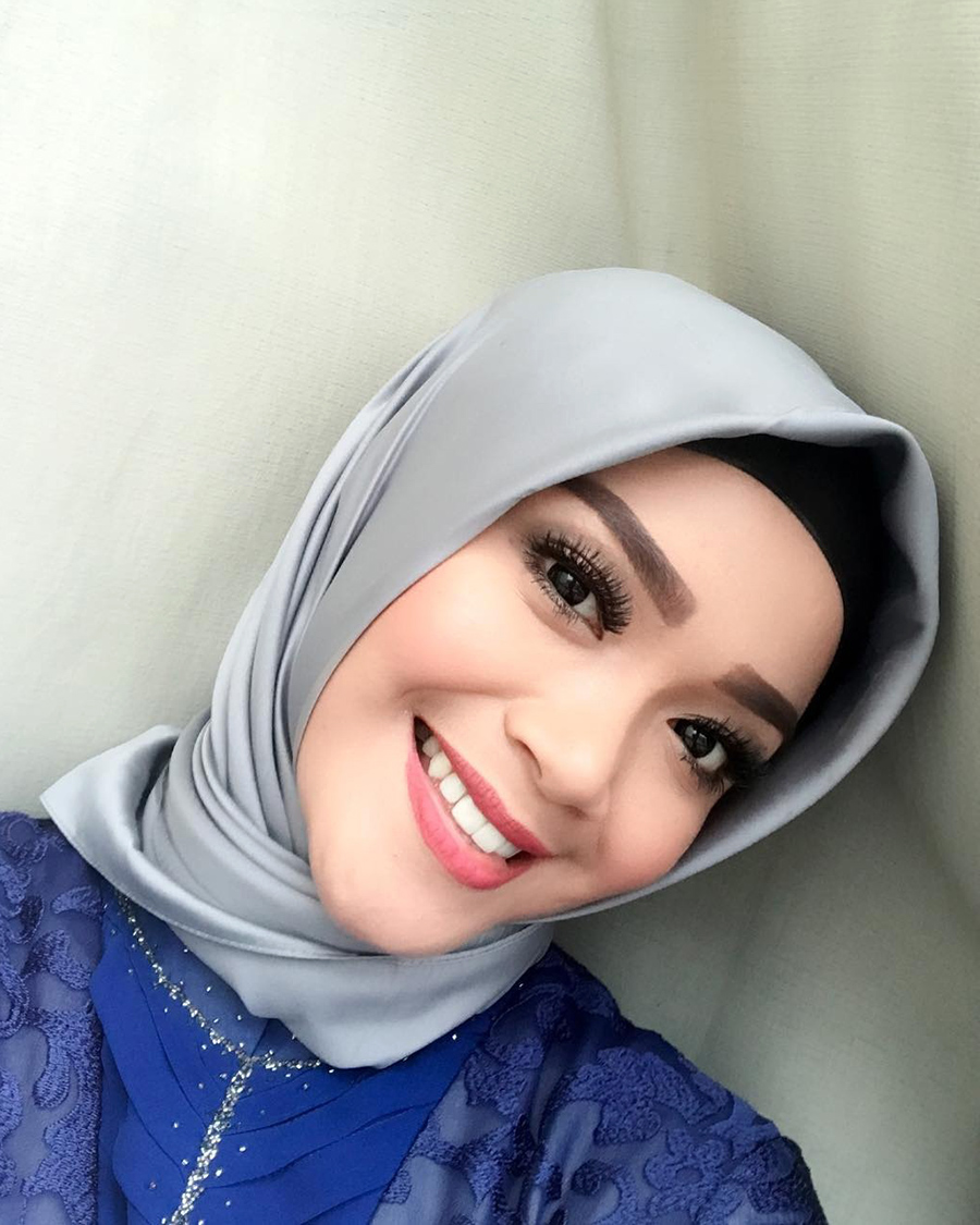 Sheza Idris artis cantik yang memutuskan mengenakna HIjab