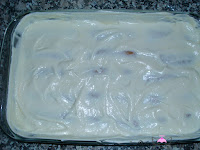 Cubriendo los bizcochos con crema de queso mascarpone