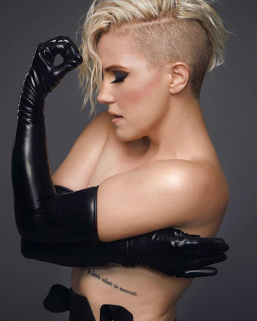 American internet personality Hannah Hart Photos Collection Navel Queens American internet personality Hannah Hart Photos Collection Navel Queens