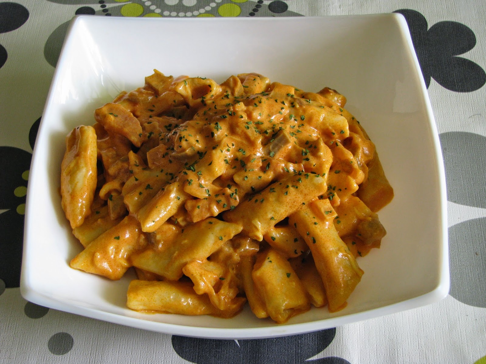 Recipes for first cooks Carbonara macaroni with curry