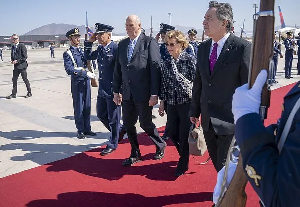 King Harald and Queen Sonja arrived in Santiago, the capital of Chile. President of Chile Miguel Juan Sebastián Piñera