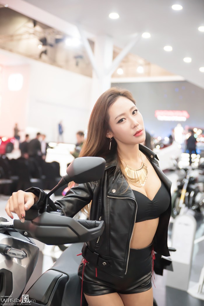 Kim Tae Hee&#39;s beauty at the Seoul Motor Show 2017 (230 photos) photo 2-0