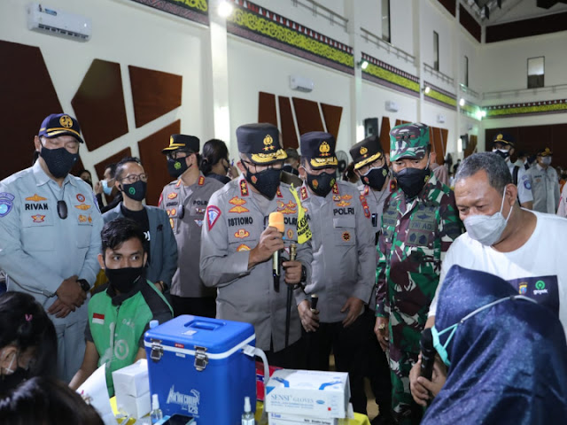 Kakorlantas polri Tinjau Vaksinansi Massal Ojol Dan Pelaku Usaha UKM di Medan