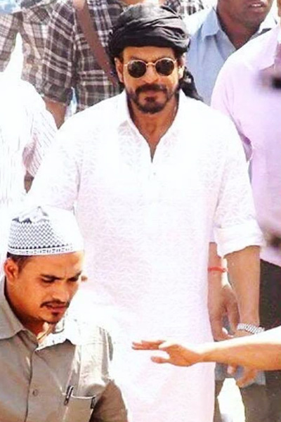 Raees Ya Kaabil 1997), son abram (b.2013) and daughter suhana (b. raees ya kaabil