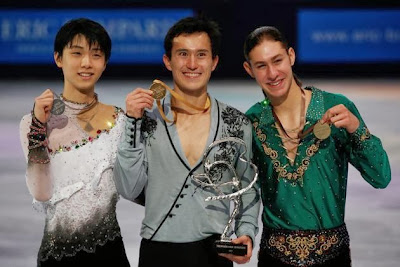 Yuzuru Hanyu (sølv), Patrick Chan (guld) og Jason Brown (bronze) står på herrernes podium ved Trophée Eric Bompard 2013