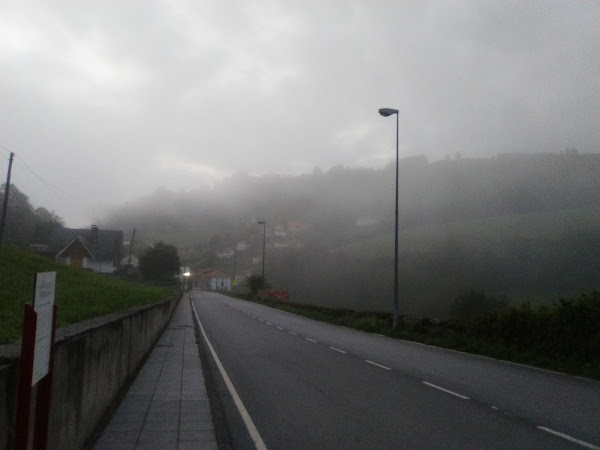 Niebla en la salida de Pola de Allande. Camino Primitivo