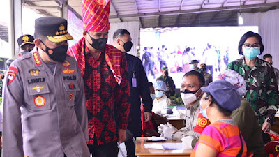 Tinjau Vaksinasi Serentak 31 Titik di Sumut, Kapolri Pastikan Target Presiden Jokowi Tercapai 