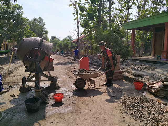 Kendalikan Erosi Tanah Babinsa Tegalrejo Bantu Pembuatan Draenase