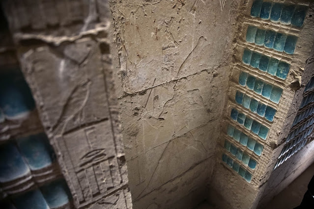 Επιγραφές κοσμούν έναν τοίχο του νότιου νεκροταφείου του Φαραώ Ζοζέρ
