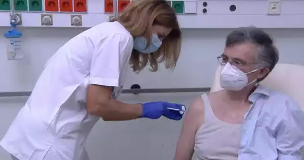 Με λιγδιασμένο φανελάκι πήγε να εμβολιαστεί «ειδικός» ο Τσιόδρας - «Χτύπησε ξύλο» πριν τον “εμβολιασμό” Με λιγδιασμένο φανελάκι πήγε να εμβολιαστεί «ειδικός» ο Τσιόδρας - «Χτύπησε ξύλο» πριν τον “εμβολιασμό”