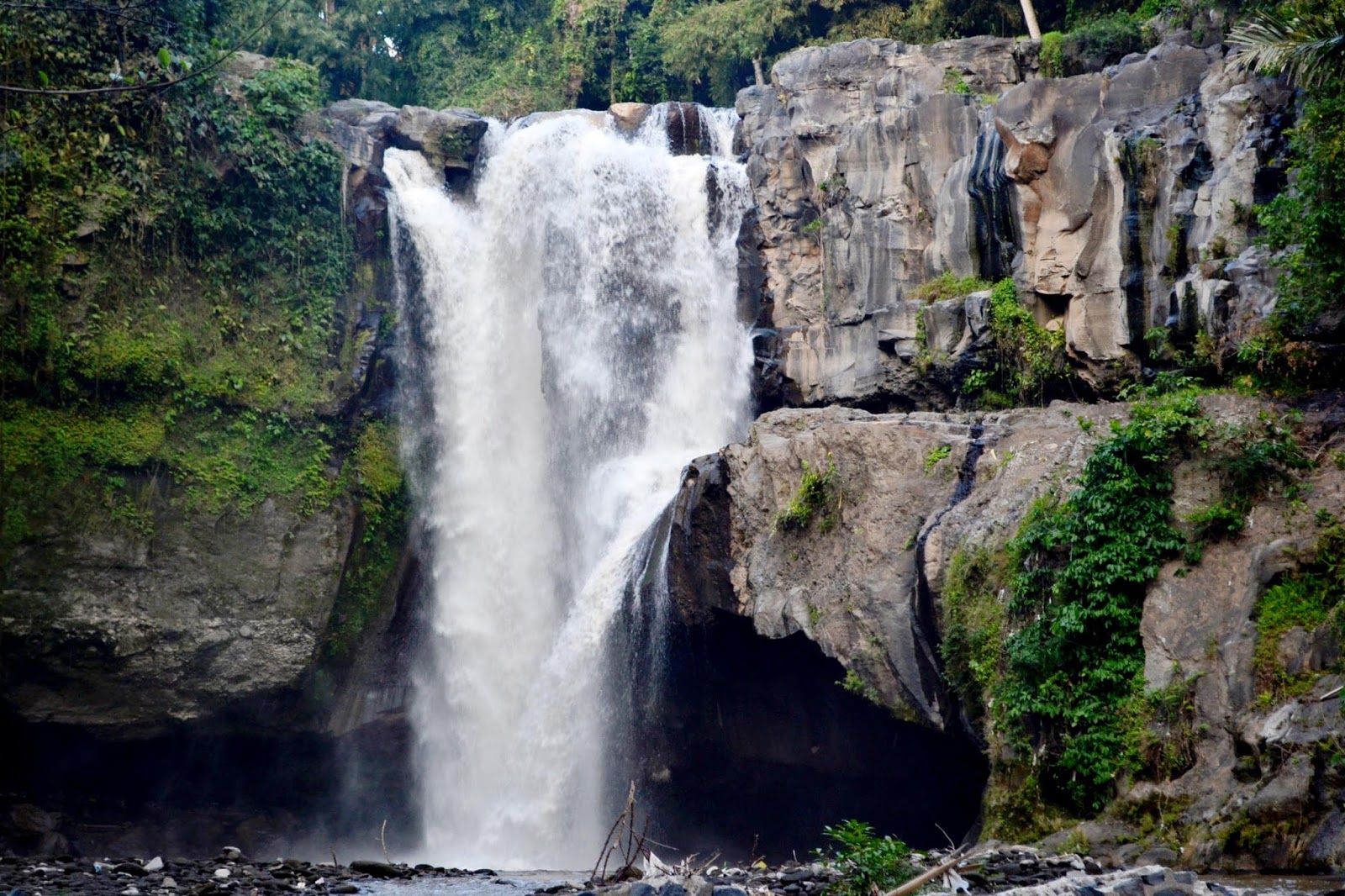Туризм водопады. Водопад Тегенунган. Водопад Тегенунган Бали Индонезия. Бали Убуд водопад. 13. Водопад Тегенунган.
