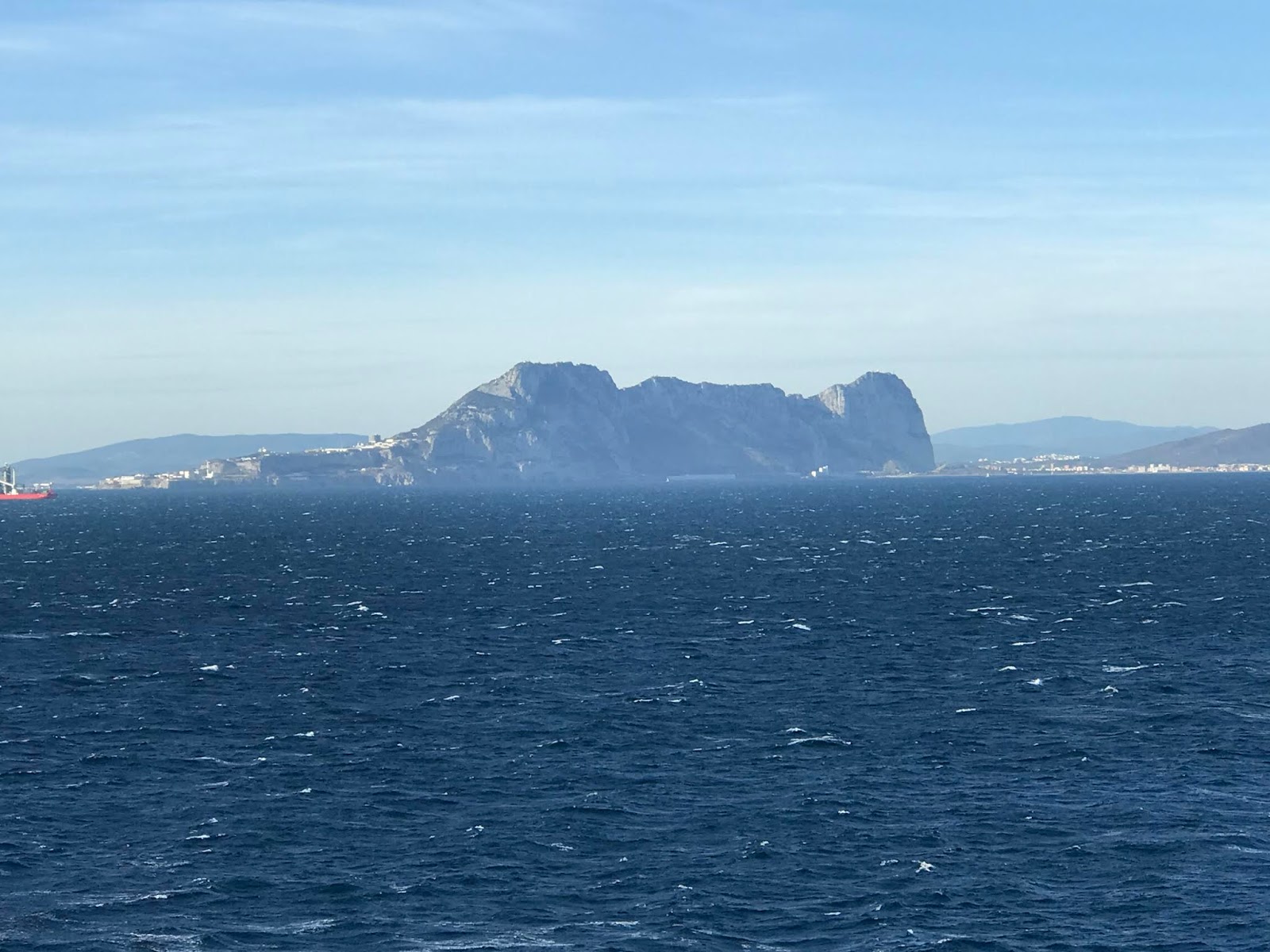 Самый большой пролив атлантического океана. Гибралтарский пролив. Атлантический океан пролив Гибралтар. Морские проливы. Гибралтар вид с океана.