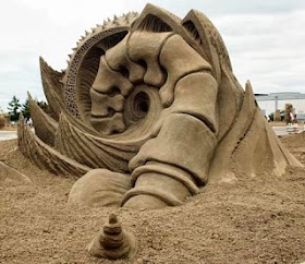 مجسمات جميلة مصنوعة من الرمل