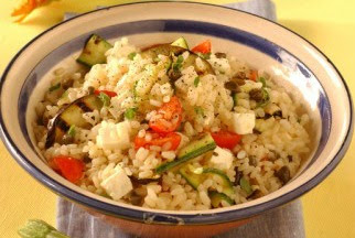 Insalata di riso con feta e verdure grigliate