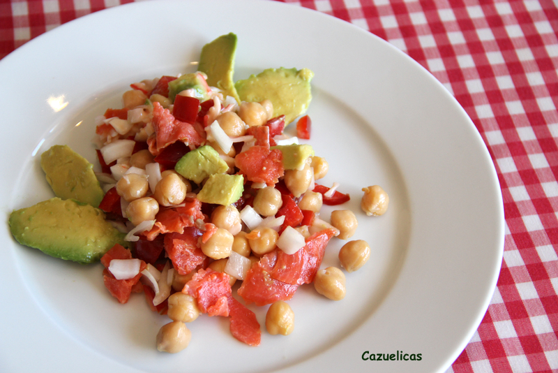 Cazuelicas ENSALADA DE GARBANZOS, SALMÓN Y AGUACATE