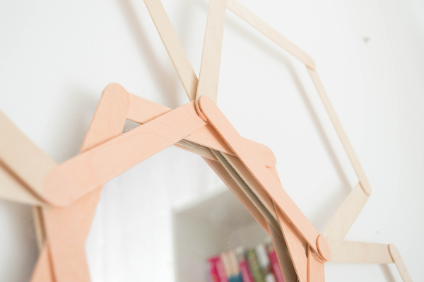 DIY-espejo-geométrico-palos-helado
