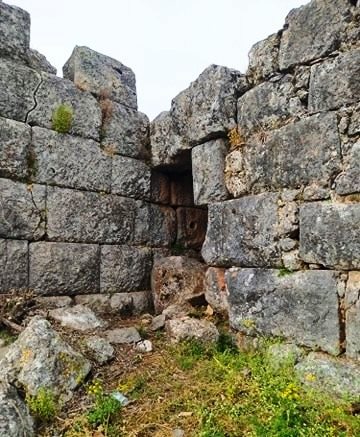Υπερήφανη και επιβλητική ξανά η ακρόπολη της αρχαίας πόλης της Παλαιομάνινας!