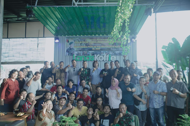 Dandim 0815 Silaturahmi dengan Media Bahas TMMD & Bedah Rumah Tahun ini targetnya 500 rumah yang harus selesai dalam 45 hari. Anggarannya kami dapat dari Kodam. Dimana Kodam telah bekerjasama dengan Provinsi. http://www.majalahglobal.com/2020/03/dandim-0815-silaturahmi-dengan-media.html?m=1