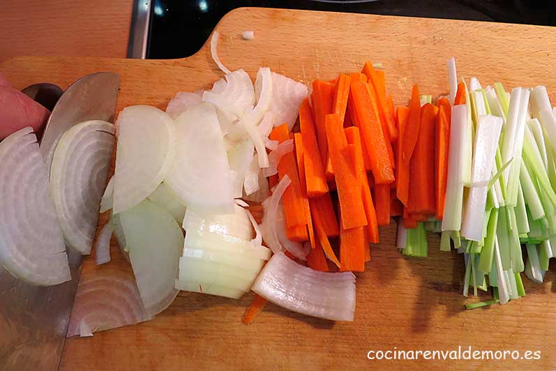 Verduras cortadas en juliana: puerro, zanahoria y cebolla