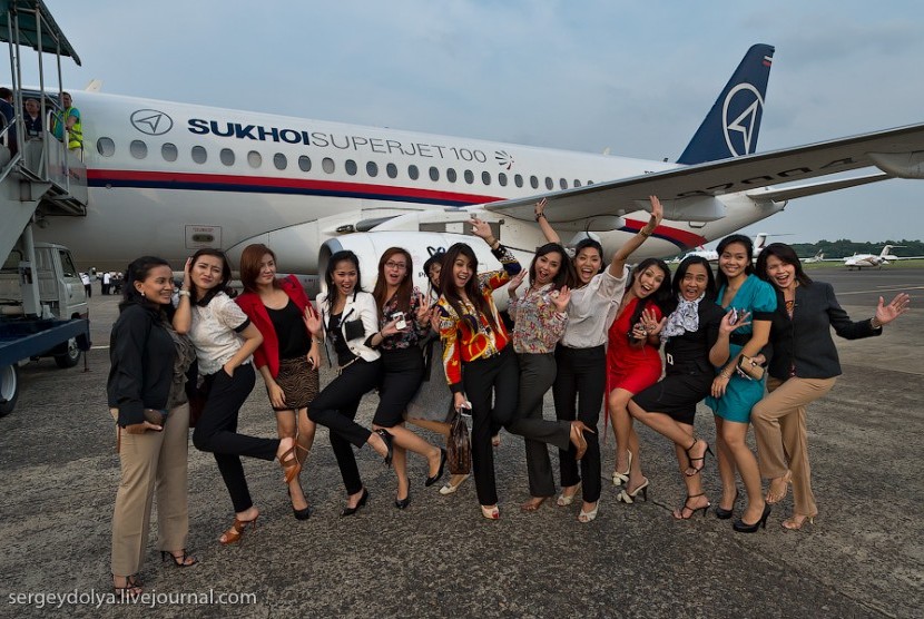 Foto Pramugari Pesawat Sukhoi Superjet 100