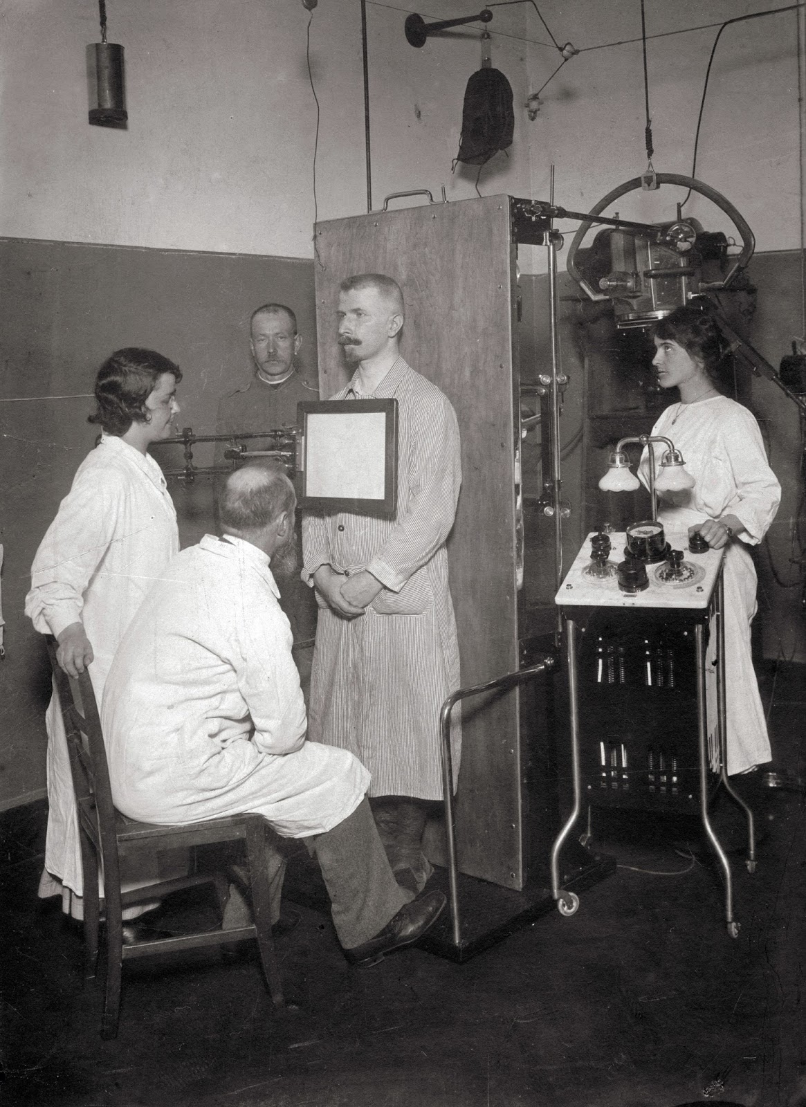 15 Incredible Vintage Photos of People Getting XRays Over the Decades