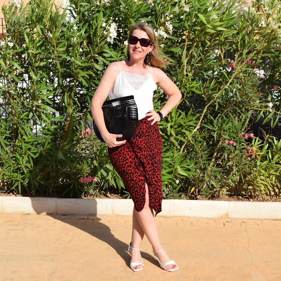 leo_red_skirt_in_summer
