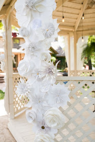 decoration mariage portique pergola fleurs en papier géantes