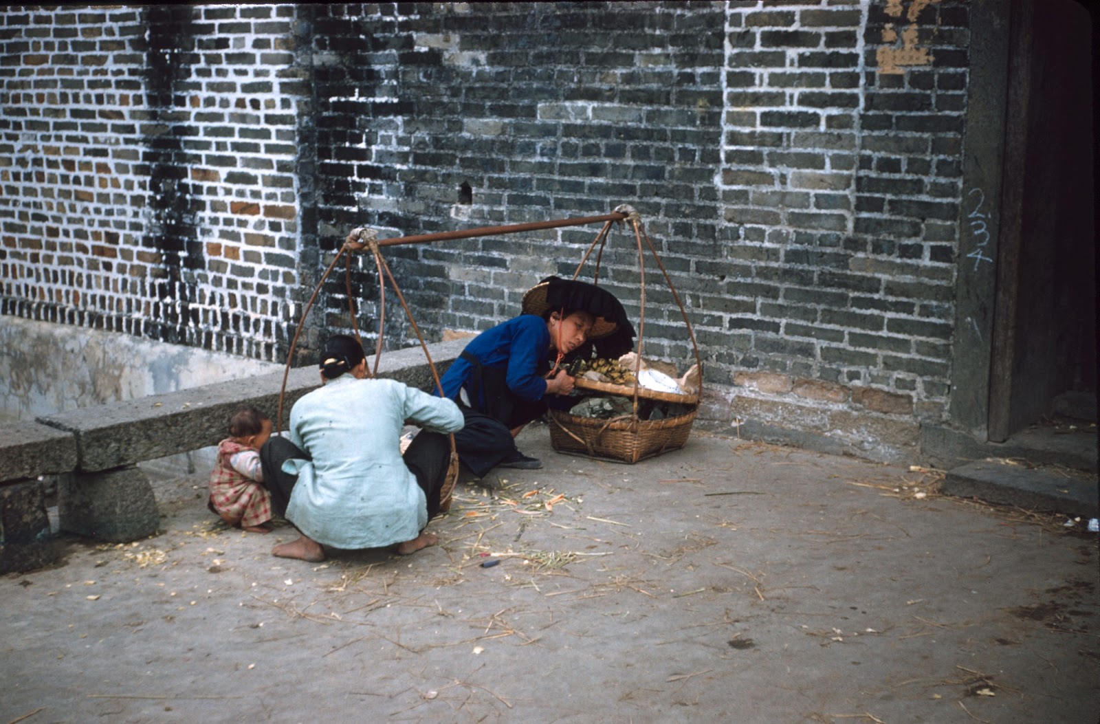 Amazing color photographs of Hong Kong in the 1950s - 11