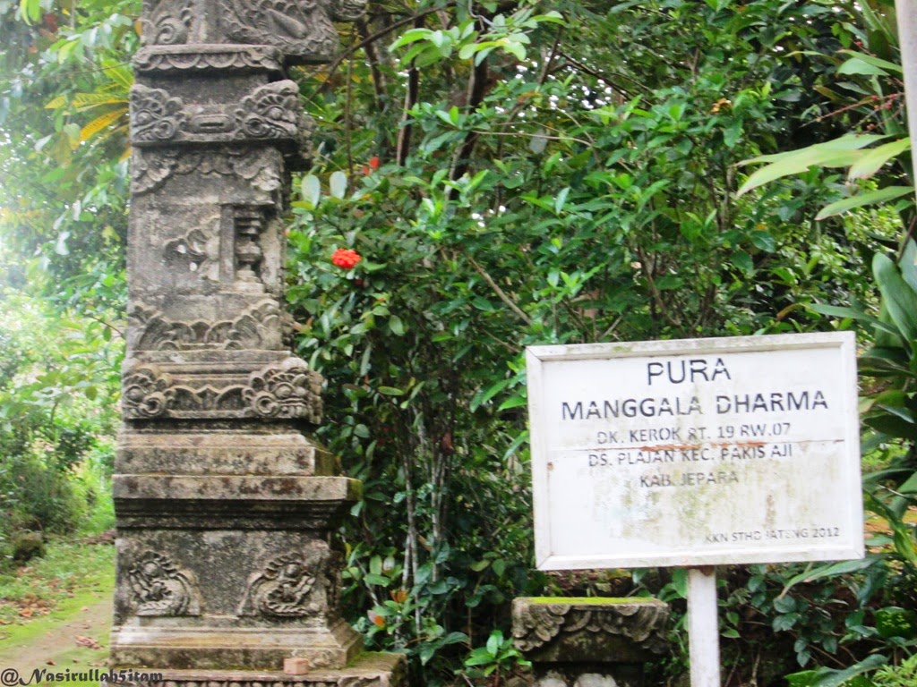Gapura kecil usang yang bertuliskan “Pura Manggala Dharma” 
