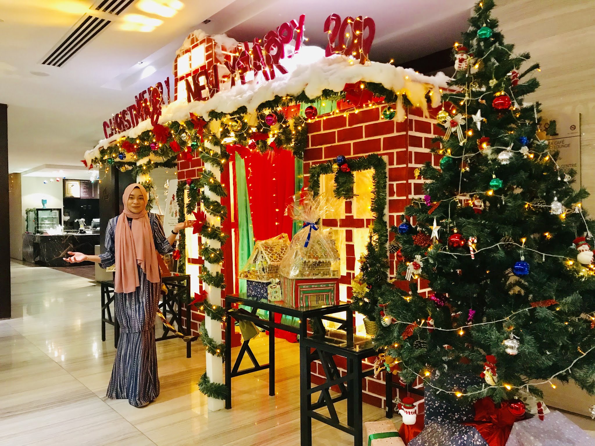 HOTEL GRANDIS HOSTS ANNUAL CHRISTMAS TREE LIGHTING