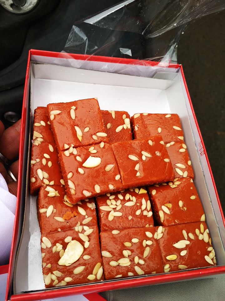 CHINAR SHADE JALLIYAAN DI HATTI..THE FAMOUS CHOCOLATE SHOP OF JAMMU