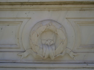το μνημείο της οικογένειας Στάικου στον Κήπο των Ηρώων στο Μεσολόγγι