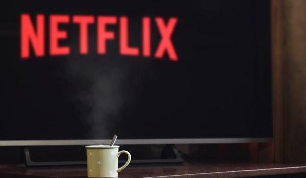 Mensagem diz que Netflix liberou programação gratuita para pessoas ficarem em casa é falso